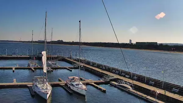 Kamera a z niej obraz na drewniane molo w Sopocie.