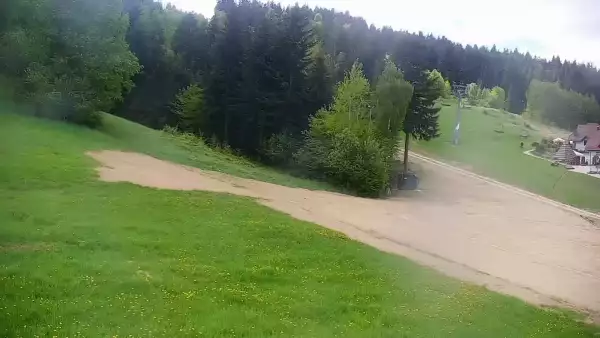 taśma narciarska przy wyciągu na stacji narciarskiej w Spytkowicach