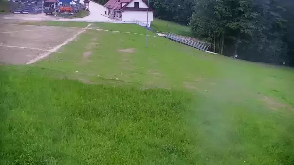 taśma narciarska przy wyciągu na stacji narciarskiej w Spytkowicach