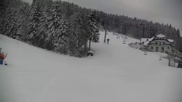 taśma narciarska przy wyciągu na stacji narciarskiej w Spytkowicach