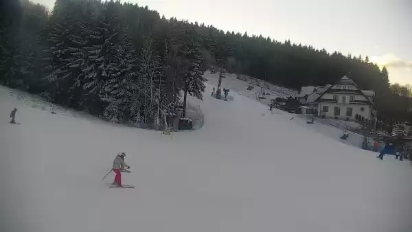 taśma narciarska przy wyciągu na stacji narciarskiej w Spytkowicach