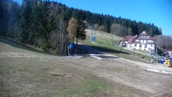 taśma narciarska przy wyciągu na stacji narciarskiej w Spytkowicach