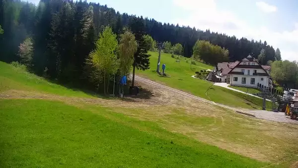taśma narciarska przy wyciągu na stacji narciarskiej w Spytkowicach