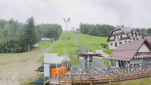 Widok z dolnej stacji w Ośrodku narciarskim w Spytkowicach w powiecie nowotarskim