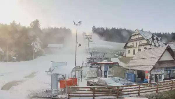 Widok z dolnej stacji w Ośrodku narciarskim w Spytkowicach w powiecie nowotarskim