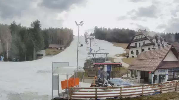 Widok z dolnej stacji w Ośrodku narciarskim w Spytkowicach w powiecie nowotarskim