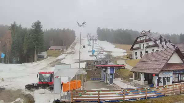 Widok z dolnej stacji w Ośrodku narciarskim w Spytkowicach w powiecie nowotarskim