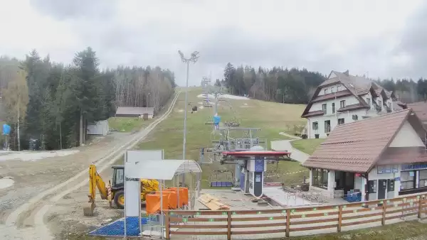 Widok z dolnej stacji w Ośrodku narciarskim w Spytkowicach w powiecie nowotarskim