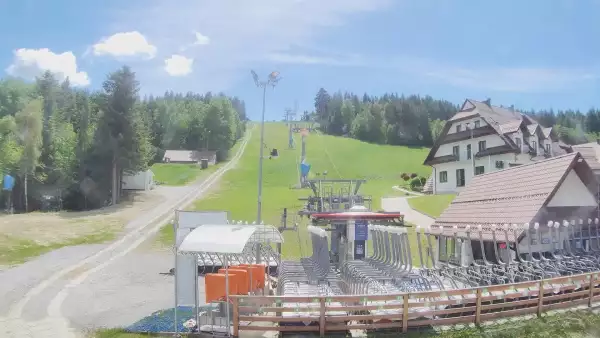 Widok z dolnej stacji w Ośrodku narciarskim w Spytkowicach w powiecie nowotarskim