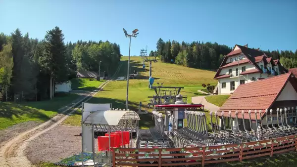 Widok z dolnej stacji w Ośrodku narciarskim w Spytkowicach w powiecie nowotarskim