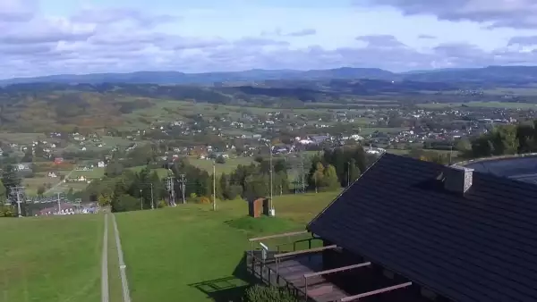 Widok na nowoczesną kolej krzesełkową i orczyk oraz część tras narciarskich