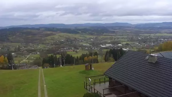 Widok na nowoczesną kolej krzesełkową i orczyk oraz część tras narciarskich