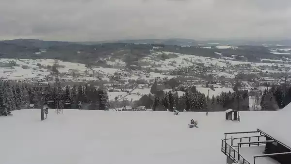 Widok na nowoczesną kolej krzesełkową i orczyk oraz część tras narciarskich