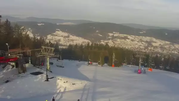 Widok na nowoczesną kolej krzesełkową i orczyk oraz część tras narciarskich