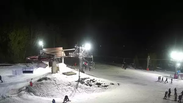 Widok na nowoczesną kolej krzesełkową i orczyk oraz część tras narciarskich