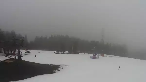 Widok na nowoczesną kolej krzesełkową i orczyk oraz część tras narciarskich