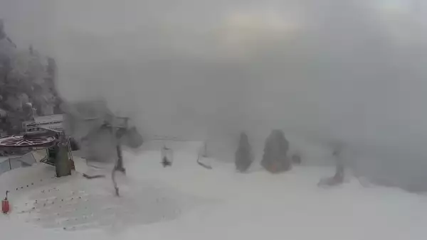 Widok na nowoczesną kolej krzesełkową i orczyk oraz część tras narciarskich