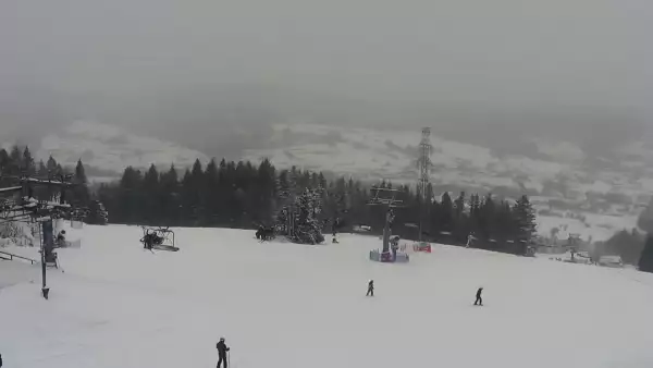 Widok na nowoczesną kolej krzesełkową i orczyk oraz część tras narciarskich