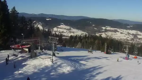 Widok na nowoczesną kolej krzesełkową i orczyk oraz część tras narciarskich