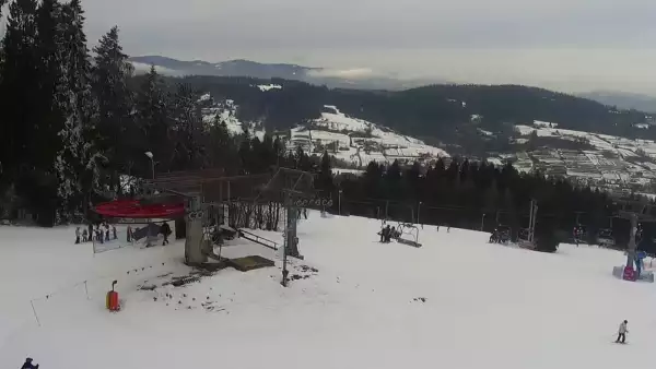 Widok na nowoczesną kolej krzesełkową i orczyk oraz część tras narciarskich