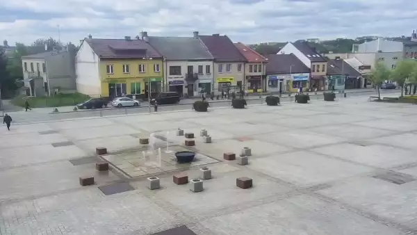 Kamera w centrum Starachowic z widokiem na odnowiony rynek.