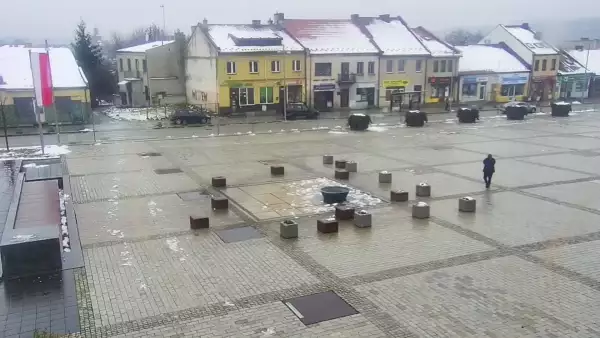 Kamera w centrum Starachowic z widokiem na odnowiony rynek.
