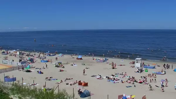 Stegna kamera bulwar, plaża i morze.