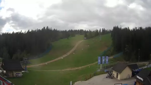 Widok z Kamery na dolną stację narciarską
