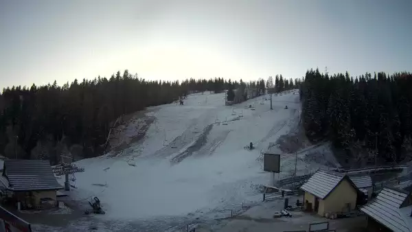 Widok z Kamery na dolną stację narciarską