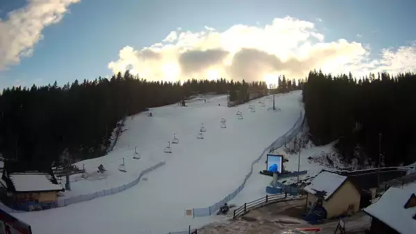 Widok z Kamery na dolną stację narciarską