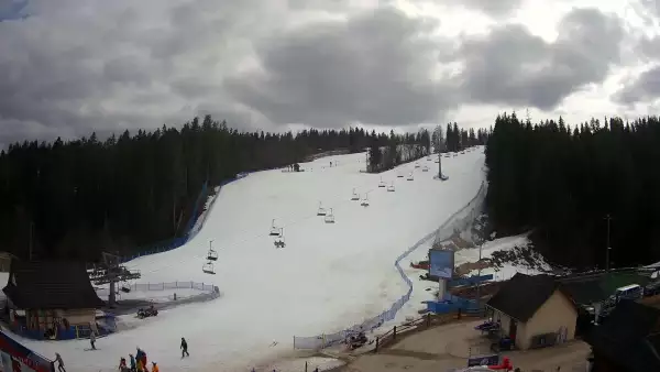 Widok z Kamery na dolną stację narciarską