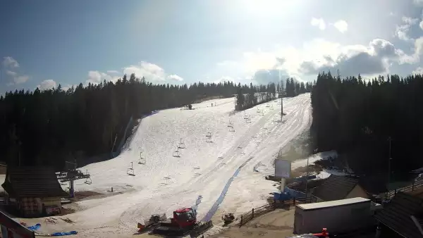 Widok z Kamery na dolną stację narciarską