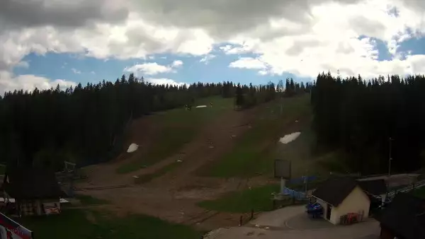 Widok z Kamery na dolną stację narciarską