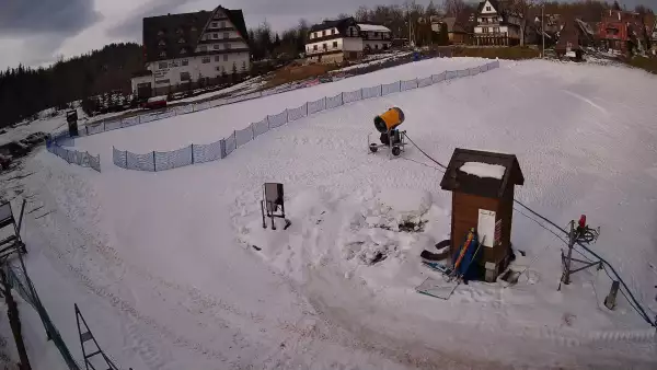 Widok z Kamery na szkółkę narciarską Ski Suche