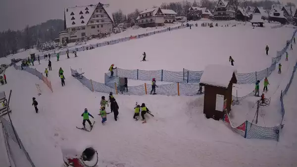 Widok z Kamery na szkółkę narciarską Ski Suche