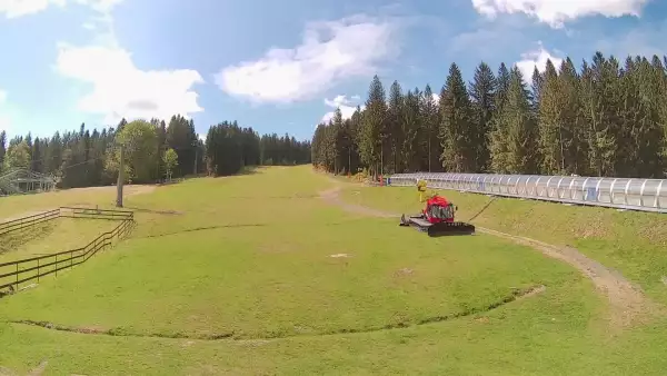 Idealne miejsce dla narciarzy i snowboardzistów. Czynne cały rok. Oglądaj live
