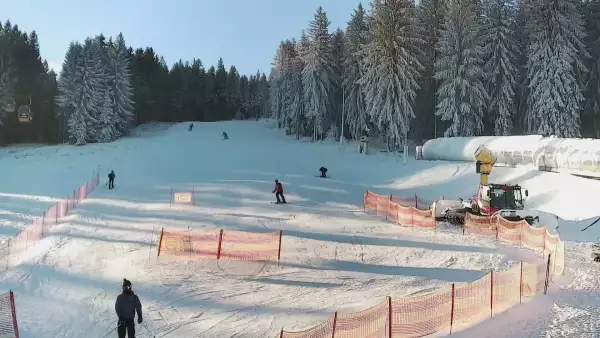 Idealne miejsce dla narciarzy i snowboardzistów. Czynne cały rok. Oglądaj live