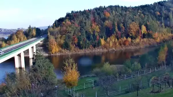 Widok na zaporę wodną i utworzone Jezioro Mucharskie