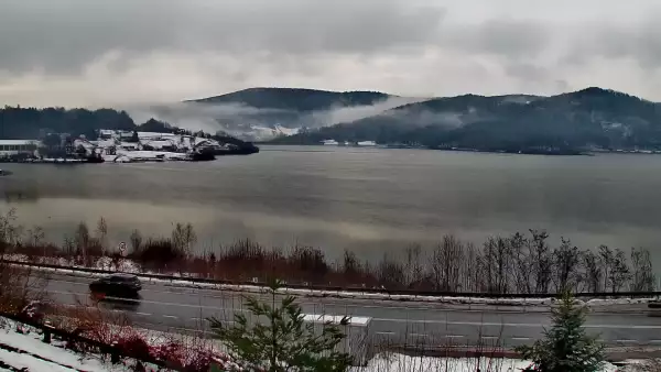 Widok na zaporę wodną i utworzone Jezioro Mucharskie