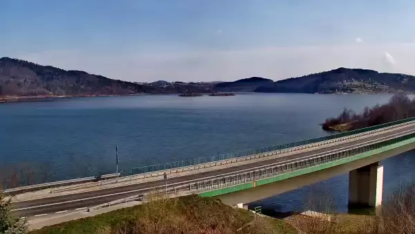 Widok na zaporę wodną i utworzone Jezioro Mucharskie