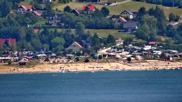 Widok na zaporę wodną i utworzone Jezioro Mucharskie
