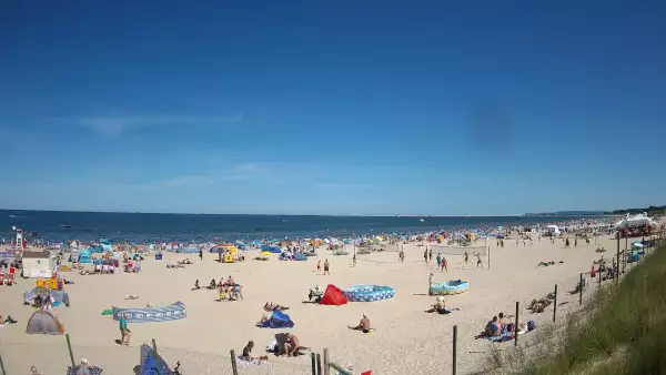 Kamera na plażę w Świnoujściu na żywo przepływające promy.