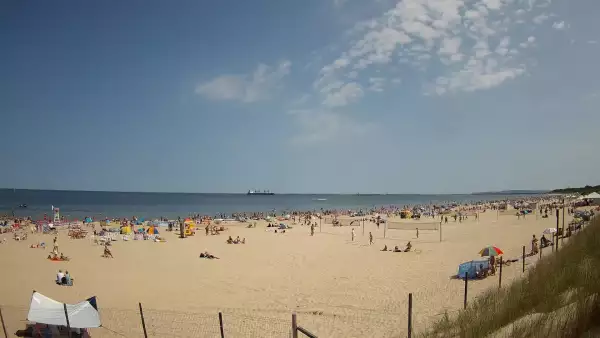 Kamera na plażę w Świnoujściu na żywo przepływające promy.