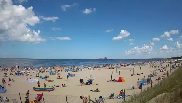 Kamera na plażę w Świnoujściu na żywo przepływające promy.