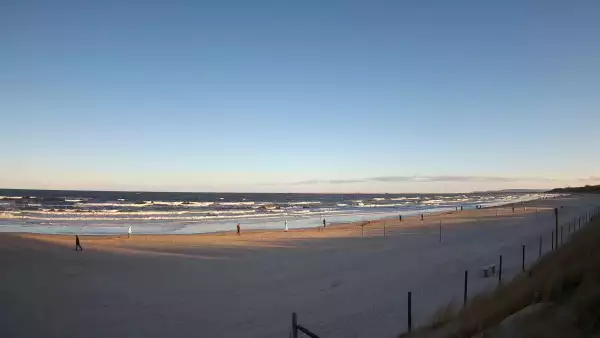 Kamera na plażę w Świnoujściu na żywo przepływające promy.