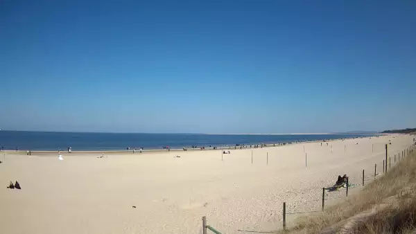 Kamera na plażę w Świnoujściu na żywo przepływające promy.