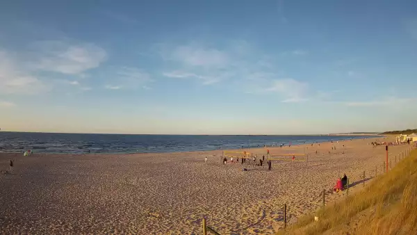 Kamera na plażę w Świnoujściu na żywo przepływające promy.