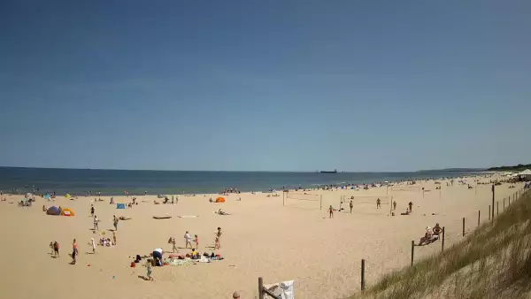 Kamera na plażę w Świnoujściu na żywo przepływające promy.