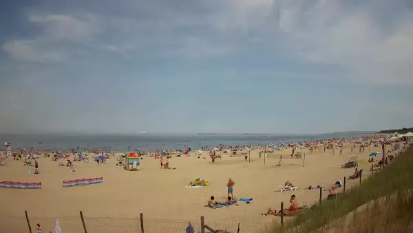 Kamera na plażę w Świnoujściu na żywo przepływające promy.