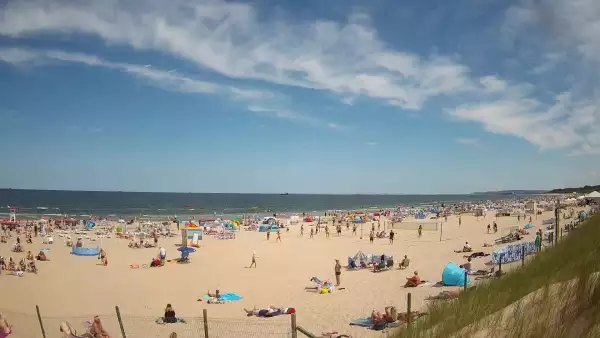 Kamera na plażę w Świnoujściu na żywo przepływające promy.